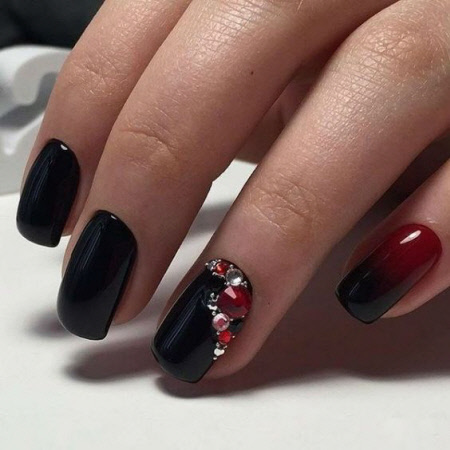 Бордовый дизайн ногтей с камнями и стразами