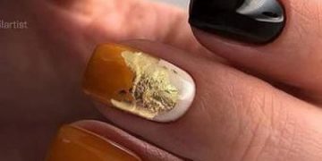 Стильный маникюр с фольгой