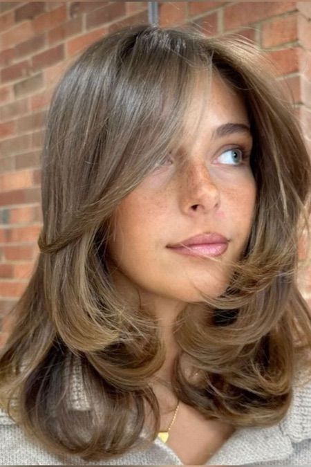 Стрижка на средние волосы