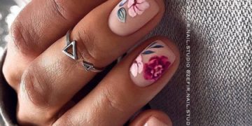 Маникюр с цветами на короткие и длинные ногти