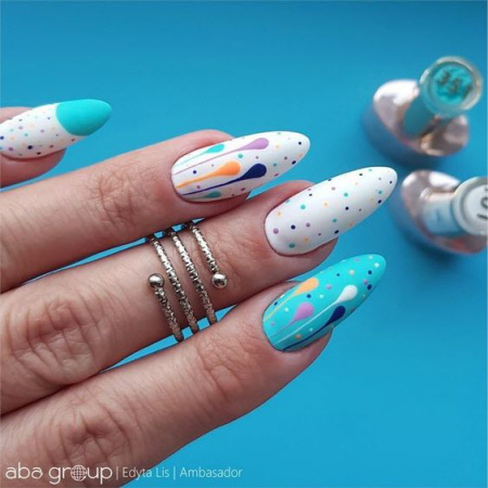 Абстрактный дизайн ногтей в белом цвете