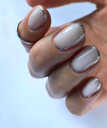 Серебристый маникюр
