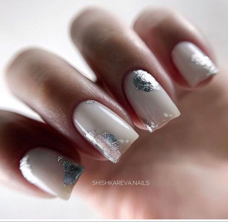 Серебристый маникюр