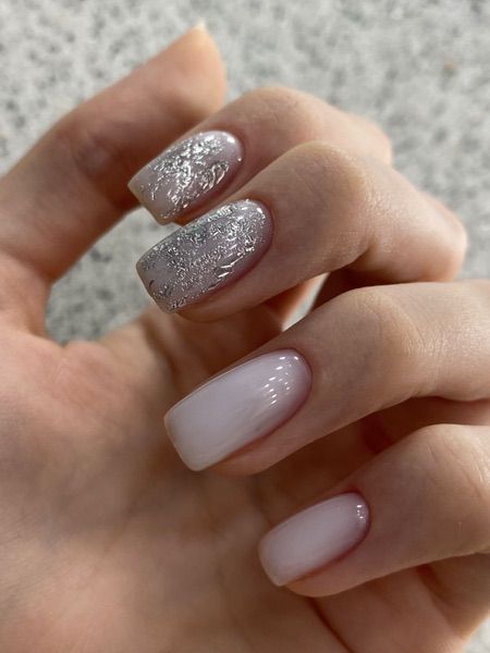 Серебристый маникюр