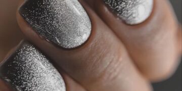 Серебристый маникюр