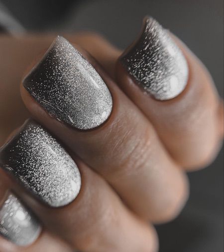 Серебристый маникюр