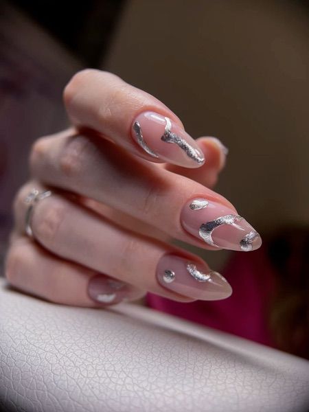 Серебристый маникюр