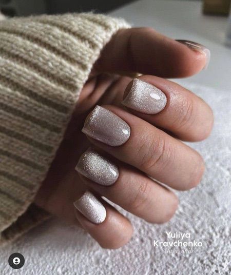 Серебристый маникюр