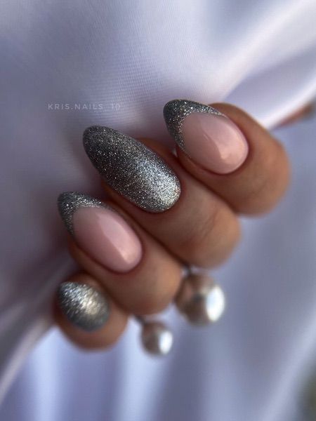 Серебристый маникюр